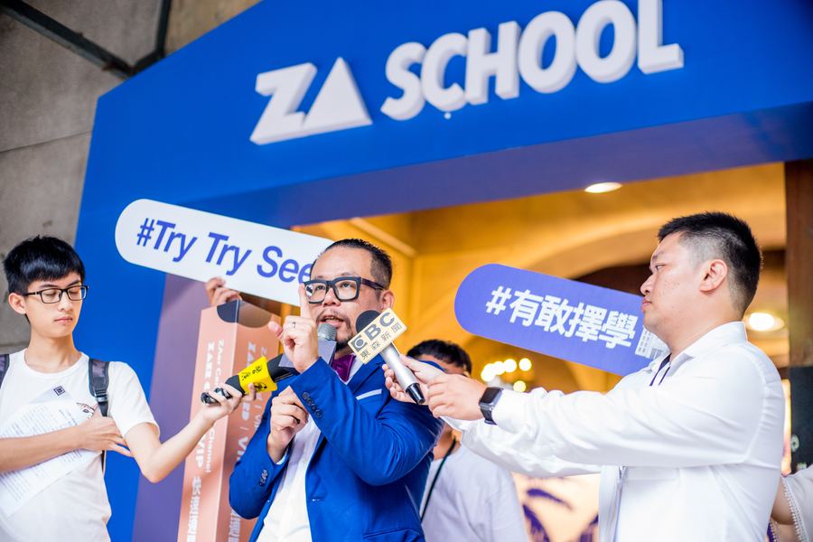 蘇仰志與孩子一起接受採訪
